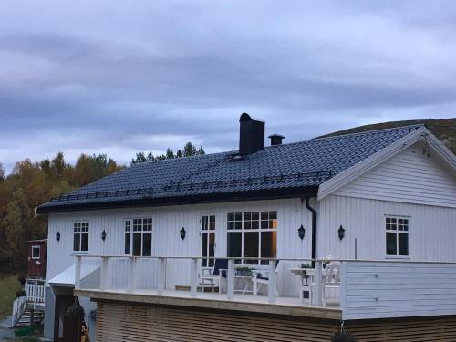 Cozy home near Tromsø close to the sea and mountain's in Lakselvbukt