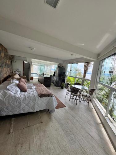 Villa Sambaqui com piscina coberta privativa, vista e acesso ao mar in 普拉亞德丹妮拉