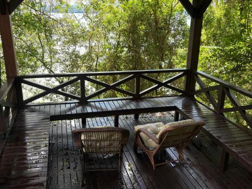 Villa Sambaqui com piscina coberta privativa, vista e acesso ao mar in 普拉亞德丹妮拉