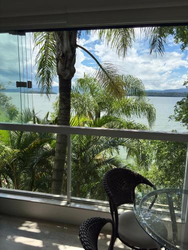 Villa Sambaqui com piscina coberta privativa, vista e acesso ao mar in 普拉亞德丹妮拉