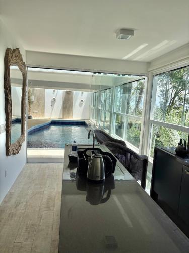 泳池, Villa Sambaqui com piscina coberta privativa, vista e acesso ao mar in 普拉亞德丹妮拉