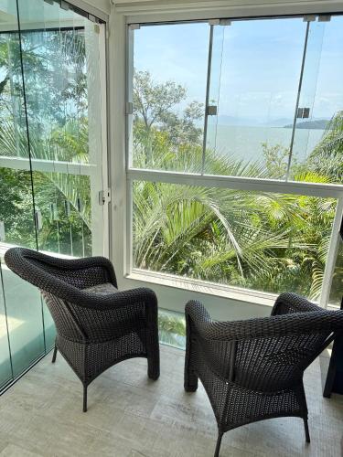 Villa Sambaqui com piscina coberta privativa, vista e acesso ao mar in 普拉亞德丹妮拉