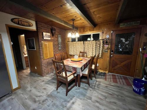 Twain Harte Cozy cabin downtown in Tvenharta (CA)