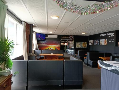Three Furlongs Bar-Grill-Hotel in Kaiwaka