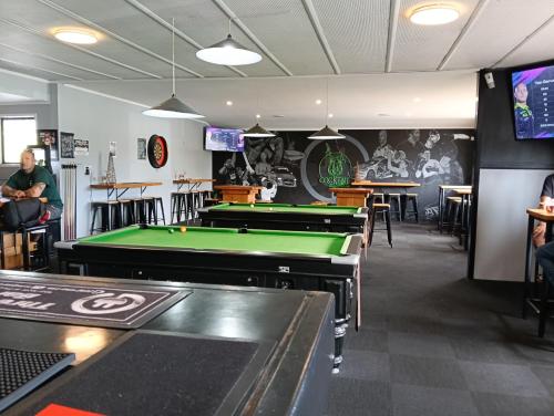 Three Furlongs Bar-Grill-Hotel in Kaiwaka