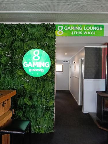 Three Furlongs Bar-Grill-Hotel in Kaiwaka