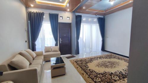 5 Bedrooms Homestay in Jogja-Kangen Homestay Sidokarto – khách sạn tại Godean