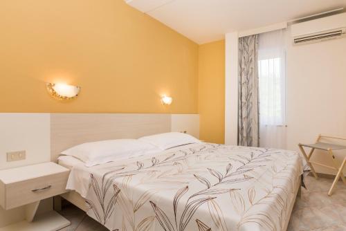 2 twin beds, 1 sofa bed