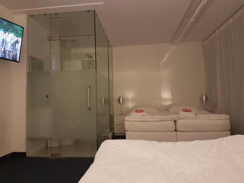 4 twin beds
