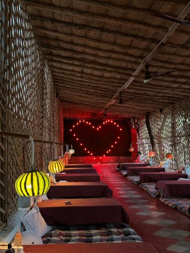 Restorāns, The Gravity Cafe -A Unit Of StayChillHampi in Sanapur