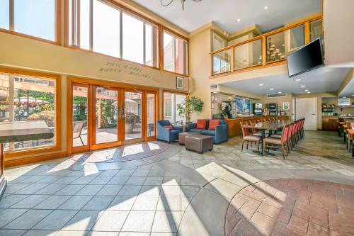 Econo Lodge Inn & Suites in North Vancouver, Canada