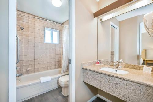 Econo Lodge Inn & Suites Room Type - Queen Suite