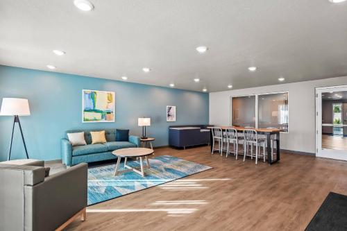 Lobi, WoodSpring Suites Palm Springs - West Palm Beach in Lake Worth