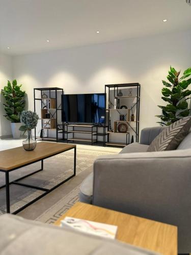 The Plunge Villa - Farm House in Bid Hamamah