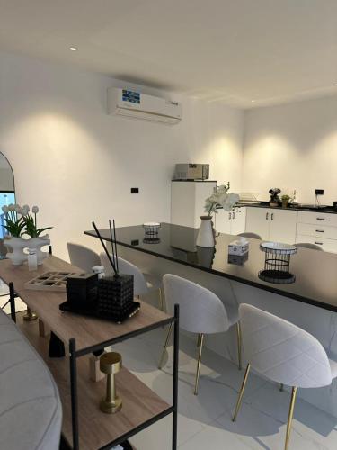 The Plunge Villa - Farm House in Bid Hamamah