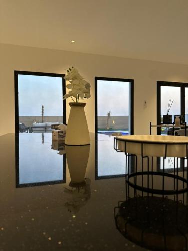 The Plunge Villa - Farm House in Bid Hamamah