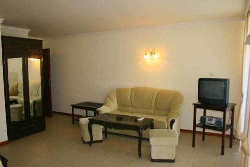 Twin Room with Balcony image 5