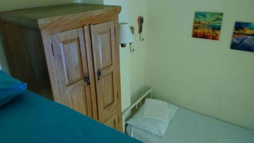 1 twin bed, 2 bunk beds