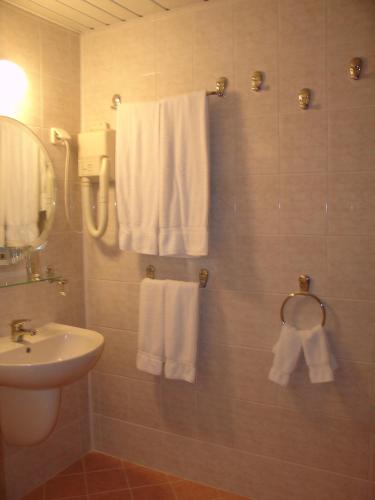 Twin Room with Balcony image 1