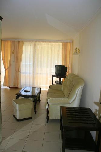 Twin Room with Balcony image 6