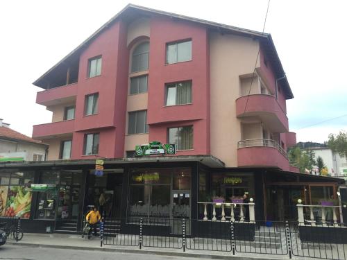ทางเข้า, Family Hotel Neliya in เวลิงราด