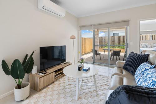 Modern 4BR Home in Peaceful White Rock Community — other in 12 Gower Street, Ripley Australia, 4306