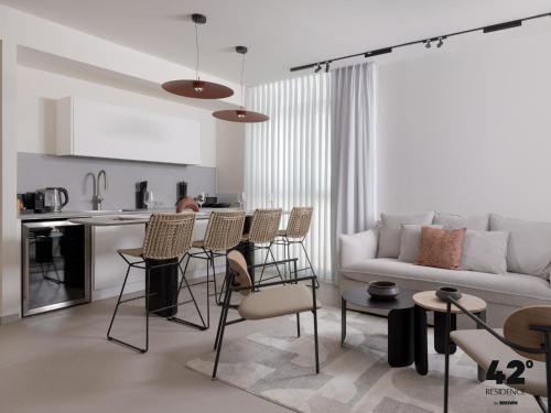 42 Residence by Brown - image 5