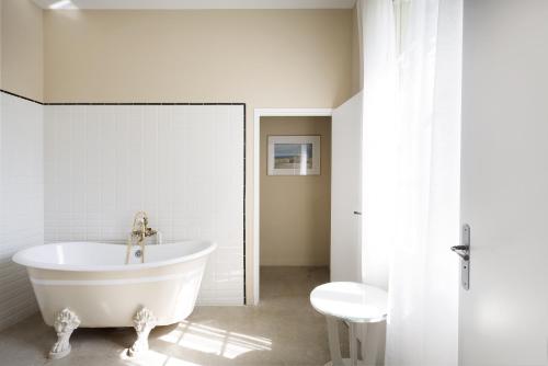 Bathroom, Mas de Lafeuillade in La Lironde