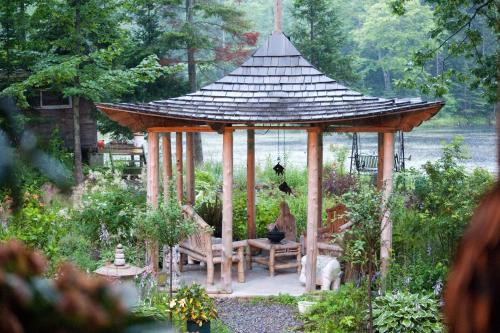 Vrt, Shambhala Bed and Breakfast in Trent Lakes