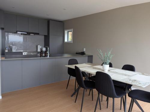Food and beverages, Brand New 3-Bedroom, 2-Bathroom Free Private Parking Wellington Bay Views in North Wellington