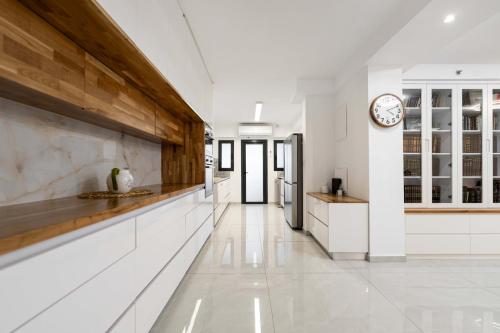 Cozinha, Spacious Family Luxury Getaway by Torohome in Ashdod