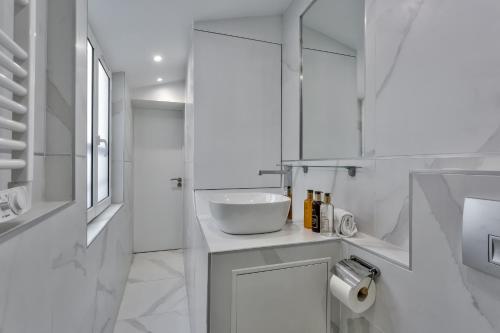 UrbanFlat 115 - Grand Duplex dans le centre de Paris - image 12