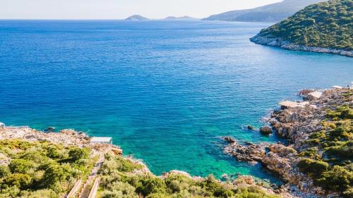 BEACHFRONT WHITE VILLA WİTH PRIVATE SWIMMING POOL – khách sạn tại Kalkan