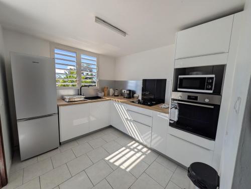 keittiö, Appartement T2 avec mezzanine et terrasse offrant une vue panoramique sur les Saintes et a 100 m de  in Trois-Rivieres