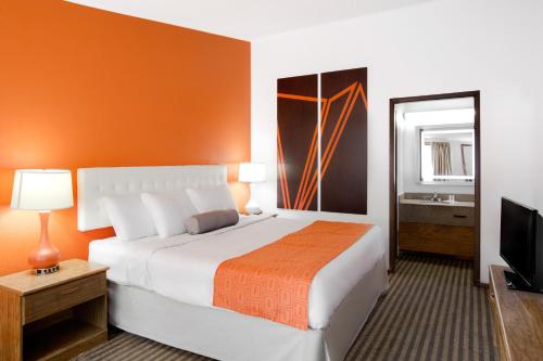 Howard Johnson by Wyndham Wilmington - image 7