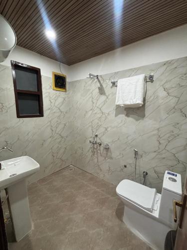 Giri River Side View Stay & Café – khách sạn tại Chail