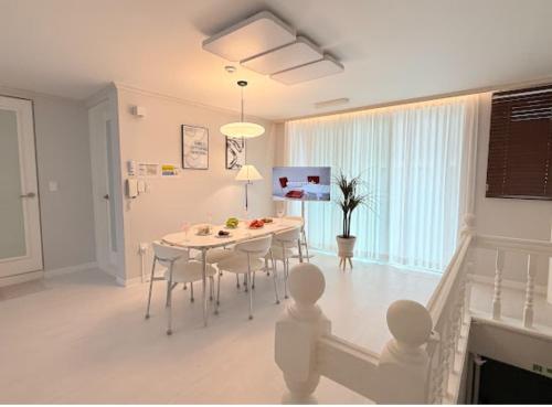 Sindaebang Station 8 minutes on foot 20 minutes by subway from Hongdae to Gangnam 3 room 4 queen beds 1 bed per person 2 floor 1 minute from convenience store, Seul