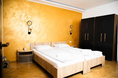 2 twin beds