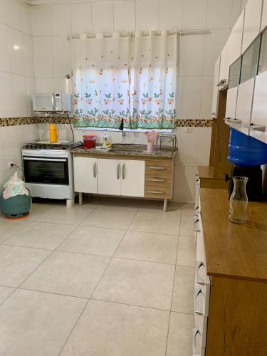Kitchen, Casa ampla com ar condicionado e quintal para pets in Paecara