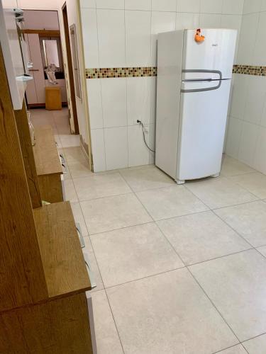 Kitchen, Casa ampla com ar condicionado e quintal para pets in Paecara