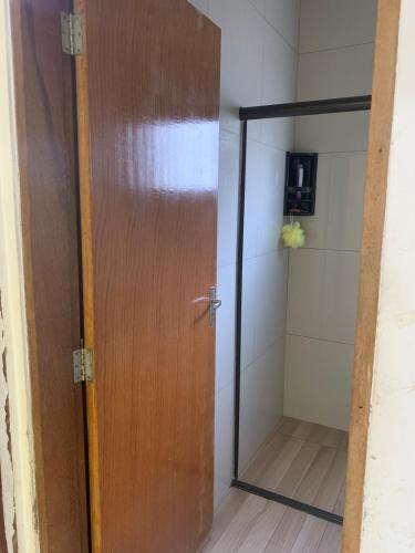 Bathroom, Casa ampla com ar condicionado e quintal para pets in Paecara