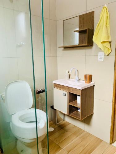 Bathroom, Casa ampla com ar condicionado e quintal para pets in Paecara