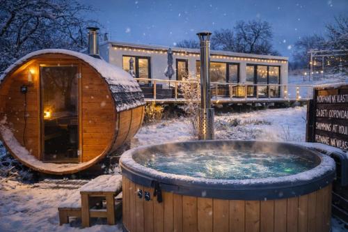 Viesnīcas āriene, Ranch 66 - Wellness Tiny House Black Swallow ve stylu Route 66 se saunou, koupacím sudem a bazénem (Ranch 66 - Wellness Tiny House Black Swallow ve stylu Route 66 se saunou, koupacim sudem a bazenem) in Velka Bystrice