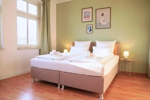 Modernes 5-Personen Apartment mit Boxspringbetten, Smart-TV, Wlan und Balkon in Magdeburg, Deutschland