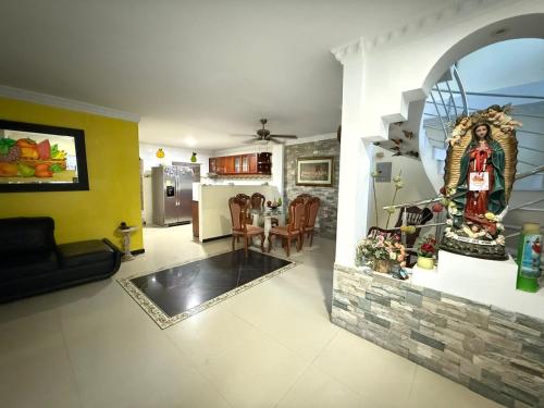 Espectacular casa de 3 pisos con zona social en azotea
