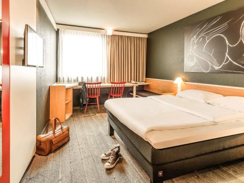 Standard Double Room image 7
