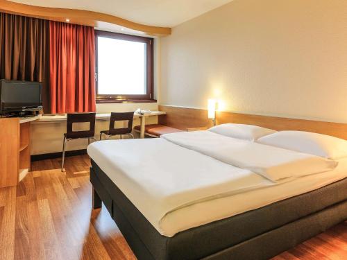 Standard Double Room image 3