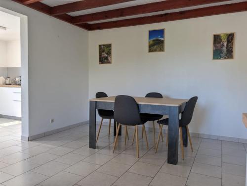 Palvelut, Appartement T2 avec mezzanine et terrasse offrant une vue panoramique sur les Saintes et a 100 m de  in Trois-Rivieres