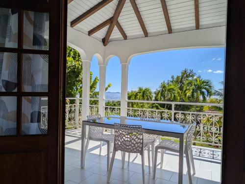 Appartement T2 avec mezzanine et terrasse offrant une vue panoramique sur les Saintes et a 100 m de  – khách sạn tại Trois Rivieres