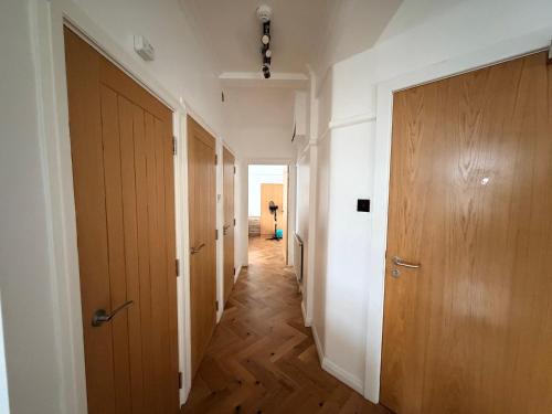 Modern Central London Apt near Paddington Sleeps 9 